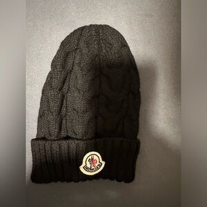 Moncler youth (4-14years) cable knit wool beanie in a size medium.